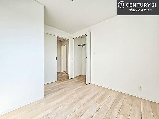 洋室は子供部屋や寝室、色々と用途多彩に利用できますね。収納力もたっぷりなので、広々気持ちよく過ごすことができます。