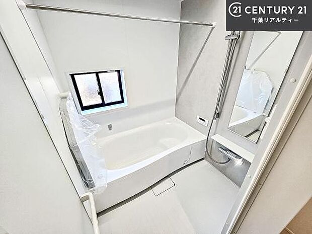 1日の疲れをしっかりと癒してくれる浴室です。おうちの素敵なリラクゼーション場所です!