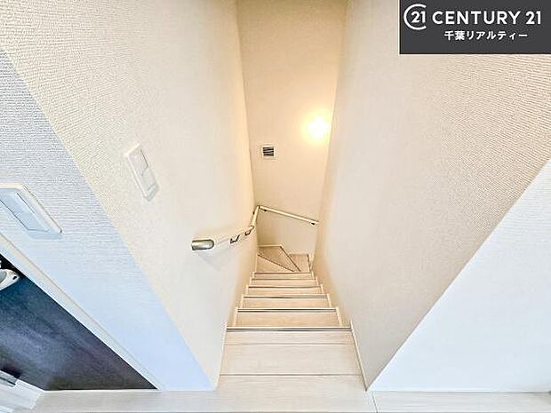 階段は明るく手摺りもついています。お子様やご年配の方も安心してご利用頂けますね。