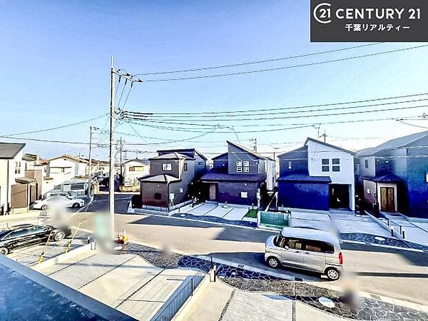 落ち着きある住宅街です!周囲には高い建物がなく、空が広く開放感があり、陽当たりを大きく遮られることもありません!気持ちの良い風が通り抜ける街並みです!