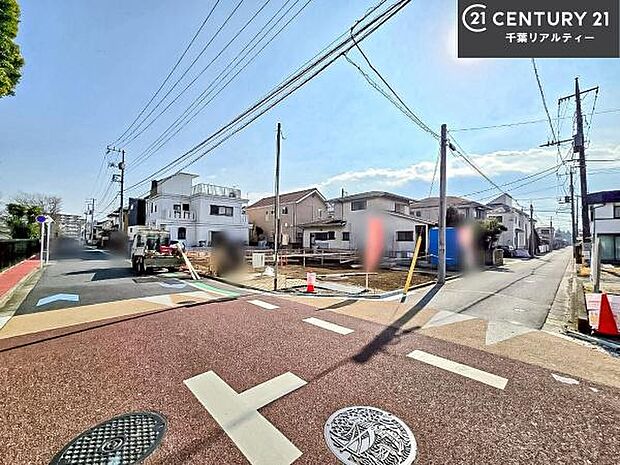 前面道路は5.8m!陽当り良好な立地です。車庫入れが苦手な方も安心ですね。
