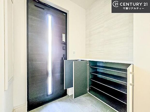 シューズボックス付きなので、玄関が片付きお掃除がしやすいです!スッキリした玄関で戸を開けた瞬間、清潔感のある心地いい空間が出迎えてくれます。