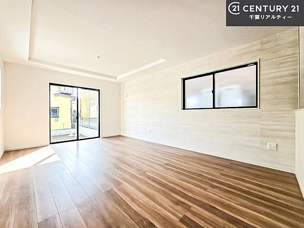 心地良いリビングは家族が自然と集まります。家族団欒の時間が増えそうです。ご家族と、より一層充実した時間を過ごせそうですね。明るく開放的な空間です。