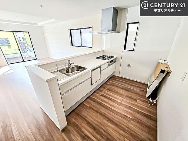 大人気の対面式システムキッチンを採用しています!ご家族のコミュニケーションが自然と増える設計です。お子様にも目が届くので嬉しいですね。広々使えて快適に作業が進みます!