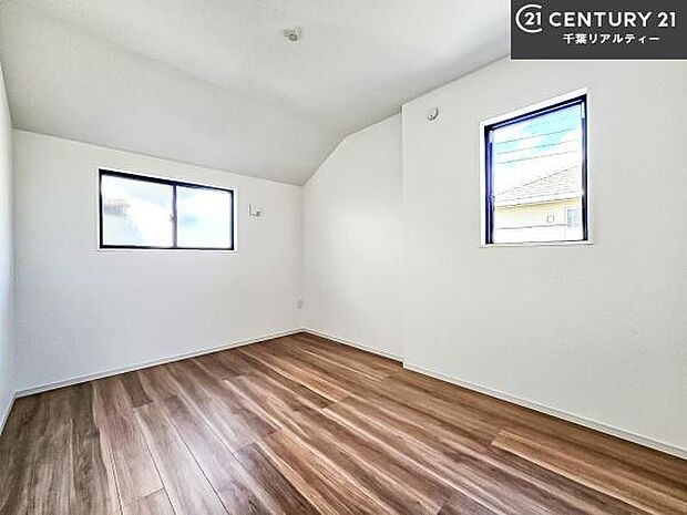 掃き出し窓がないお部屋は、お子様のお部屋としても安心です!収納スペースも充実しているので散らかったお部屋をサッと片付けられます!