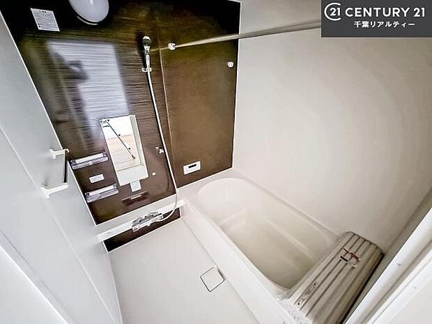 落ち着きある大人の雰囲気のバスルームは、味が出ていてバスタイムが充実!お仕事頑張っているご褒美にお好みの匂いの入浴剤を入れて、楽しんでみてはいかがでしょうか?