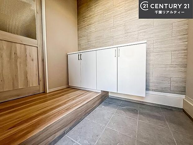 シューズボックス付きなので、玄関が片付きお掃除がしやすいです!スッキリした玄関で戸を開けた瞬間、清潔感のある心地いい空間が出迎えてくれます。