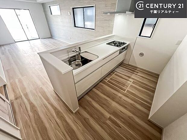 大人気の対面式システムキッチンを採用しています!ご家族のコミュニケーションが自然と増える設計です。お子様にも目が届くので嬉しいですね。収納力もあります!