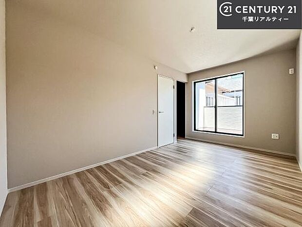 バルコニーに面している洋室です。明るく温もりがあり、換気もしっかりできます!朝起きて、外に出て背伸びをしつつ深呼吸をし良い朝を迎え入れることが出来そうですね!