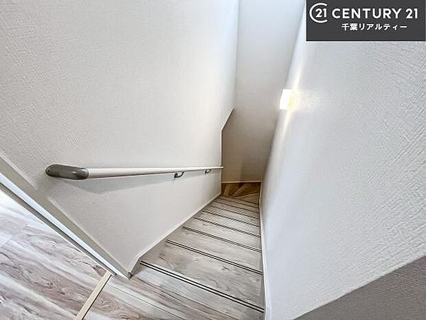 階段は明るく手摺りもついています。お子様やご年配の方も安心してご利用頂けますね。