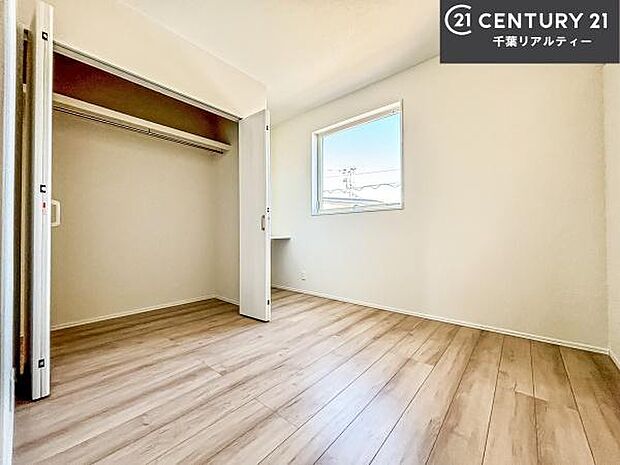 洋室は子供部屋や寝室、色々と用途多彩に利用できますね。収納力もたっぷりなので、広々気持ちよく過ごすことができます!