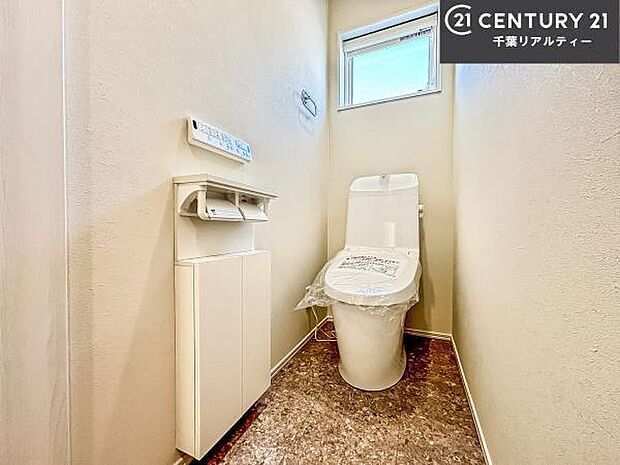 1・2階にトイレがございます!朝の忙しい時間帯も待たずにすみそうですね。白を基調とした清潔感のあるトイレでお手入れがしやすいです!