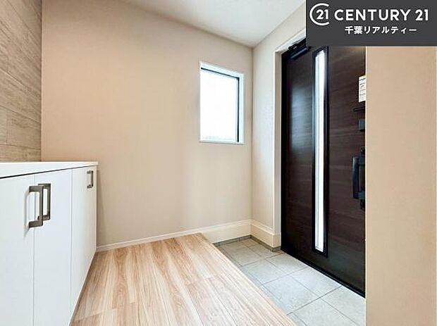 疲れて帰ってきても、ただいま!を言いたくなる、優しく迎え入れてくれる空間になっています。明るく温もり溢れる玄関です!