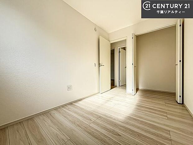 シンプルにデザインされているため、家具を選びません!お気に入りの家具を置いてくつろげる空間を作ることができます。