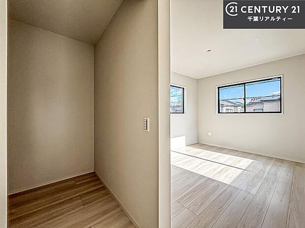 収納スペース充実しています!急なお客様が来客しても散らかったお部屋をサッと片付けられます!お部屋のスペースが生まれゆとりあるお部屋を演出することが出来ます!