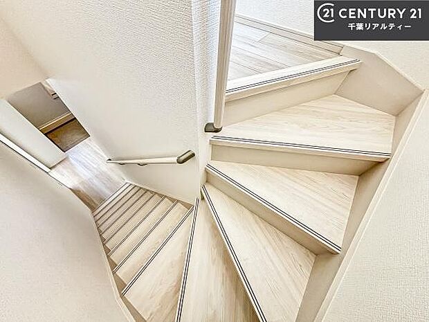 階段は明るく手摺りもついています。お子様やご年配の方も安心してご利用頂けますね。