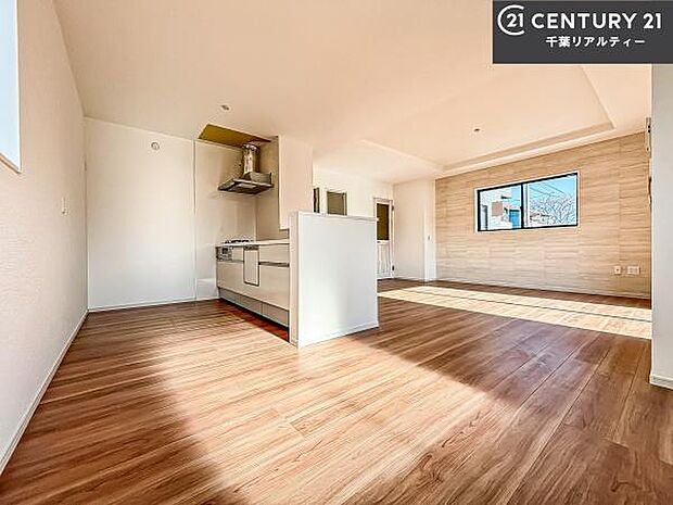 心地良いリビングは家族が自然と集まります。家族団欒の時間が増えそうです。ご家族と、より一層充実した時間を過ごせそうですね。明るく開放的な空間です。