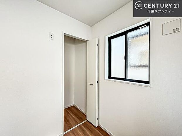 洋室は子供部屋や寝室、色々と用途多彩に利用できますね。収納力もたっぷりなので、広々気持ちよく過ごすことができます。