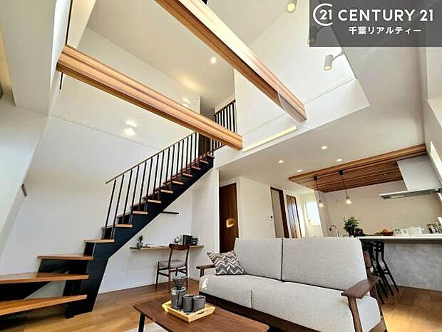 開放感のある広々LDK!ソファーやダイニングテーブルを置いても窮屈にならないので快適に過ごせます!コミュニケーションが取りやすいリビングです!