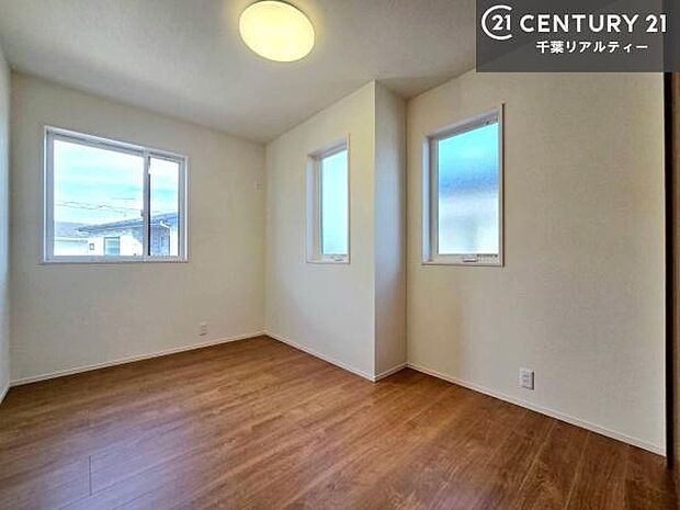 掃き出し窓がなく、防犯面にも配慮された洋室。お子様のお部屋としても安心してご利用いただけます。