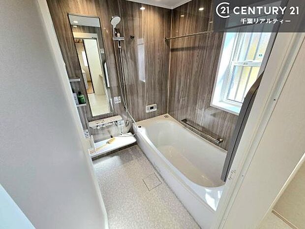 落ち着きある大人の雰囲気のバスルームは、味が出ていてバスタイムが充実!お仕事頑張っているご褒美にお好みの匂いの入浴剤を入れて、楽しんでみてはいかがでしょうか?