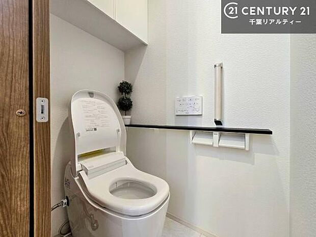 2階トイレ内には、手洗いスペースが付いています!扉を触る前に手が洗えるので衛生的ですね!