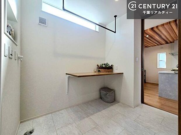 ランドリールーム付き!広々しているので洗濯機のほかに日用品の収納ラック等のスペースも生まれます!生活がしやすい間取り!