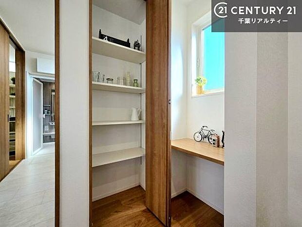 パントリー付き!お米や飲料水、食材のストックはもちろん、調理家電もスッキリ整頓することができます!