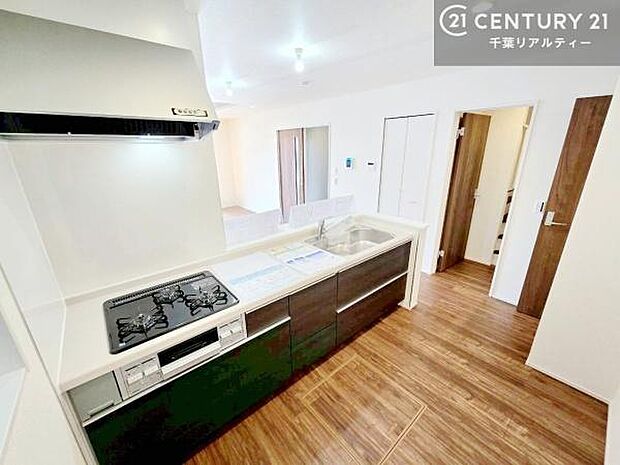 大人気の対面式システムキッチンを採用しています！ご家族のコミュニケーションが自然と増える設計です。お子様にも目が届くので嬉しいですね！広々使えて快適で作業が進みます。