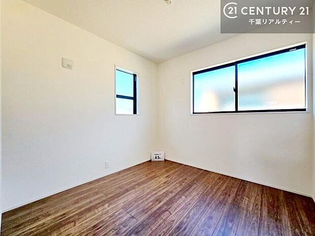 掃き出し窓がないお部屋は、お子様のお部屋としても安心です！収納スペースも充実しているので散らかったお部屋をサッと片付けられます！