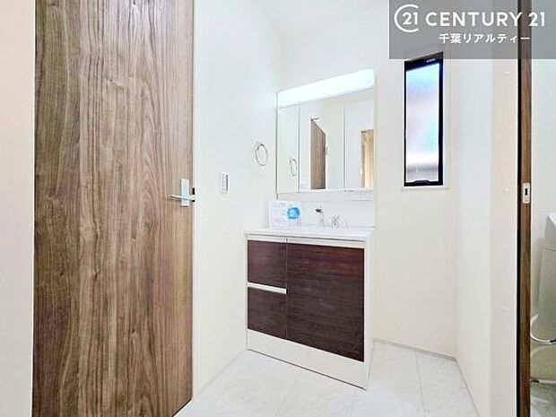 三面鏡仕様の洗面所は、身だしなみがしやすい造り！裏は収納になっています。ドライヤーやお化粧道具を片付けられるので洗面台周りをスッキリと見せることが出来ます！