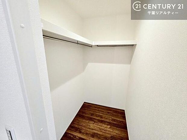 ウォークインクローゼット付きです。たくさんのお洋服などを収納しておけそうですね！他にも扇風機や加湿器など季節物の大きな家電も収納できます！