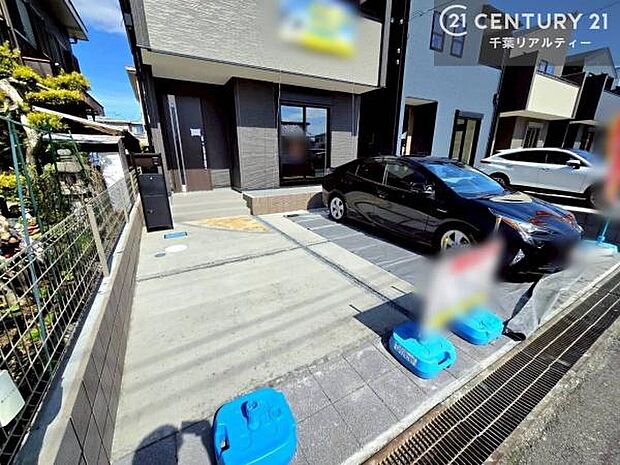 駐車スペースは2台分あります！セカンドカーはもちろん、バイクや自転車なども置き場所に困りません。