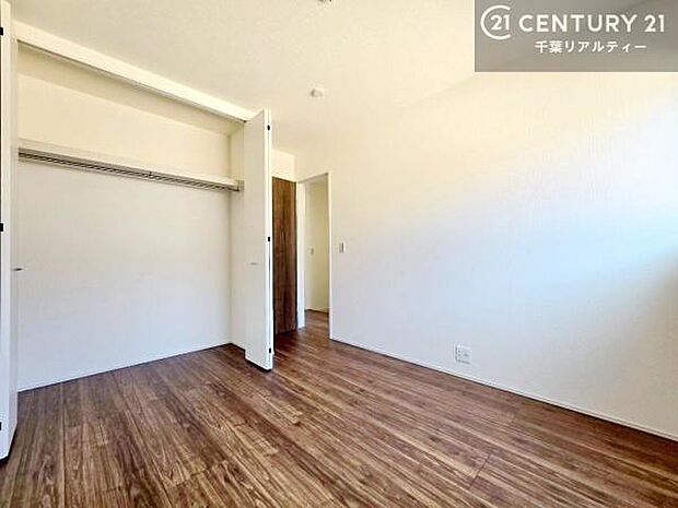 洋室は子供部屋や寝室、色々と用途多彩に利用できますね。収納力もたっぷりなので、広々気持ちよく過ごすことができます。