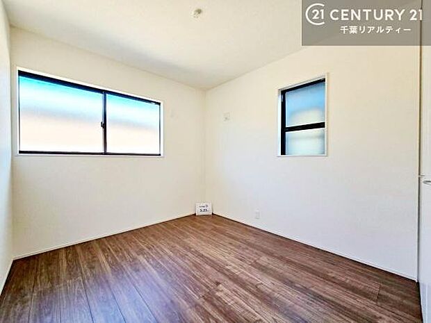 明るい室内は、風通しも良く、明るく大変居心地の良い空間となっております。リラックスして過ごせる心地の良いお部屋です！