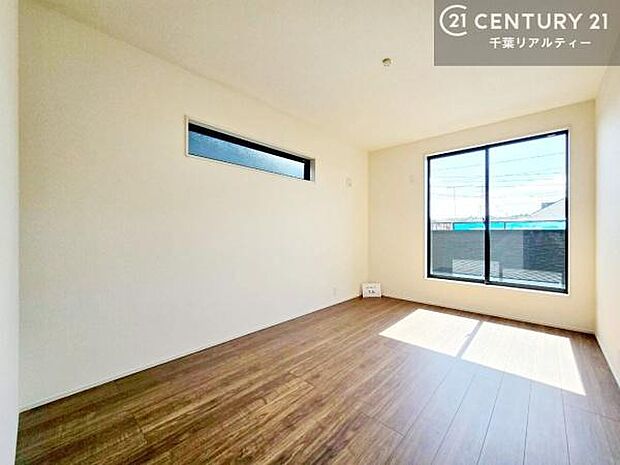 2面採光を確保した明るい室内は、風通しも良く、明るく大変居心地の良い空間となっております。リラックスして過ごせる心地の良いお部屋です！朝の目覚めがスッキリしますね。