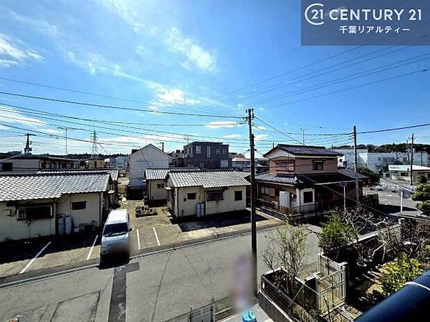 眺望良好なバルコニー。お天気のいい日にはバルコニーへでてリフレッシュするのもいいですね！