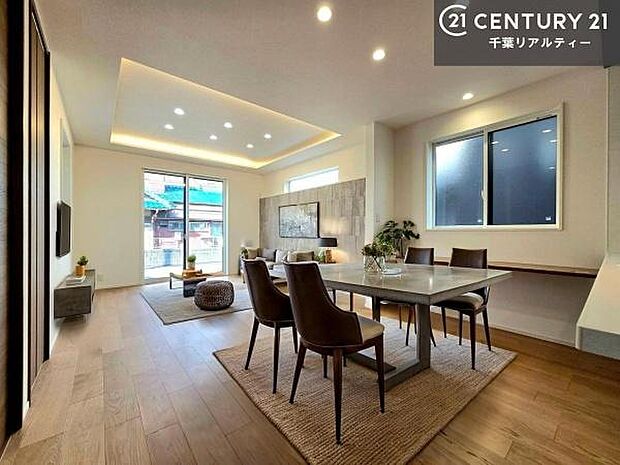 開放感のある広々LDK!ソファーやダイニングテーブルを置いても窮屈にならないので快適に過ごせます!コミュニケーションが取りやすいリビングです!