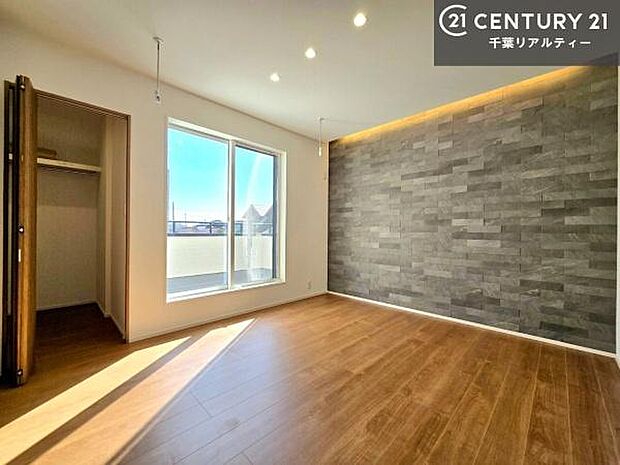 バルコニーへ面した洋室なので天気のいい日はバルコニーへ出てリフレッシュするのもいいですね!充実したプライベートタイムが送れる洋室!陽当たり、風通し良好です。