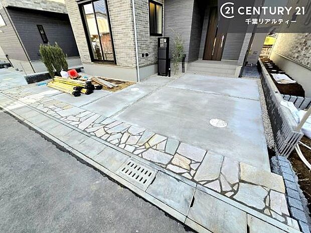 駐車スペースは2台分あります!セカンドカーはもちろん、バイクや自転車なども置き場所に困りません。