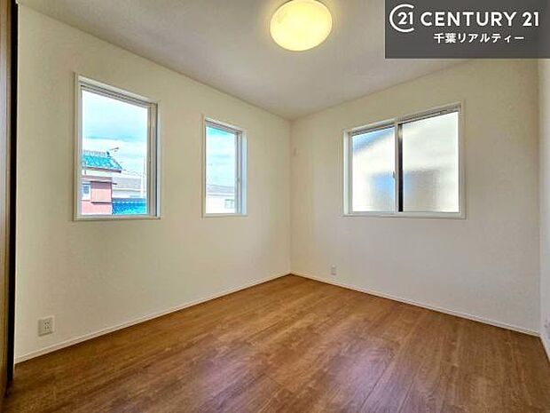 採光を確保した明るい室内は、風通しも良く、明るく大変居心地の良い空間となっております。リラックスして過ごせる心地の良いお部屋です!朝の目覚めがスッキリしますね!