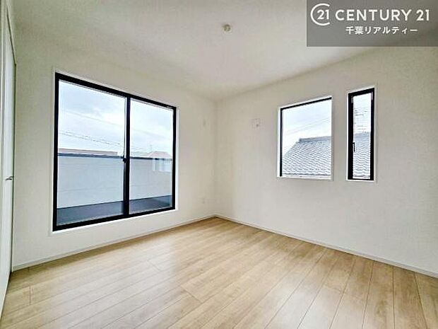 バルコニーに面している洋室です。明るく温もりがあり、換気もしっかりできます!朝起きて、外に出て背伸びをしつつ深呼吸をし良い朝を迎え入れることができます。