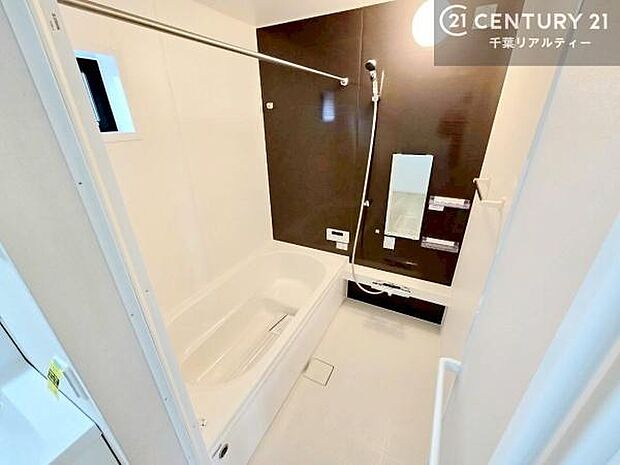 落ち着きある大人の雰囲気のバスルームは、味が出ていてバスタイムが充実!お仕事頑張っているご褒美にお好みの匂いの入浴剤を入れて、楽しんでみてはいかがでしょうか?