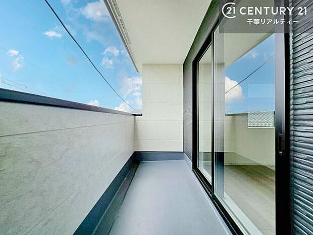 二面に広がるバルコニーを二か所設置。陽当たりと通風に恵まれた、開放感あふれる設計です。