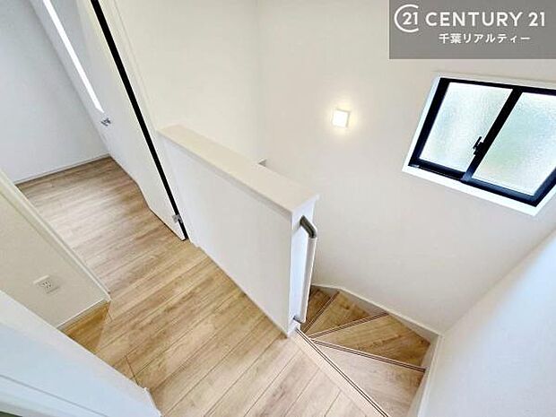 階段は明るく手摺りもついています!お子様やご年配の方も安心してご利用頂けますね!