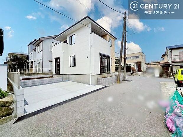 開放感あふれる角地に建つ新築戸建て。二方向が道路に面し、陽当たり・通風ともに良好な恵まれた立地です。