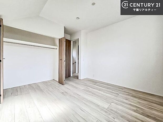 シンプルにデザインされているため、家具を選びません!お気に入りの家具を置いてくつろげる空間を作ることができます。