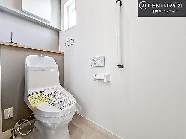 1・2階にトイレがございます!朝の忙しい時間帯も待たずにすみそうですね。白を基調とした清潔感のあるトイレでお手入れがしやすいです!