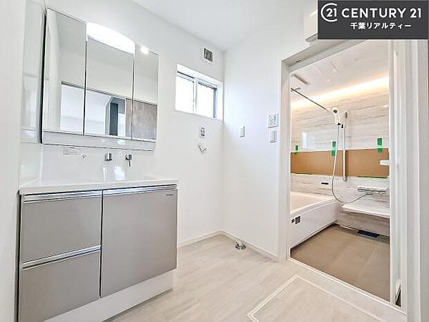 三面鏡仕様の洗面所は、身だしなみがしやすい造り!裏は収納になっています。ドライヤーやお化粧道具を片付けられるので洗面台周りをスッキリと見せることが出来ます!