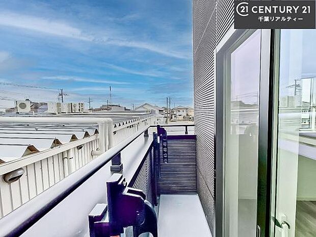 陽当たり良好なバルコニーです!晴れた日には青い空を見渡せる開放的な時間を楽しめます。たくさんのお洗濯物もいっぺんに干すことができます!